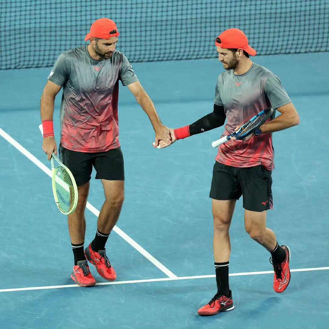 英国网球队绝杀意大利网球队，费德勒送出助攻