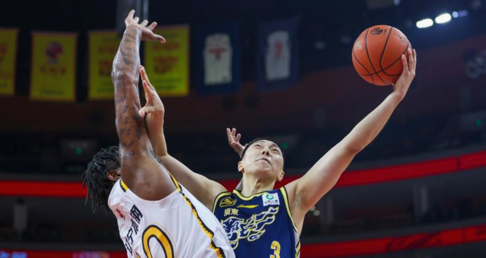 新外援表现抢眼,带领球队获得胜利 新外援表现抢眼,带领球队获得胜利