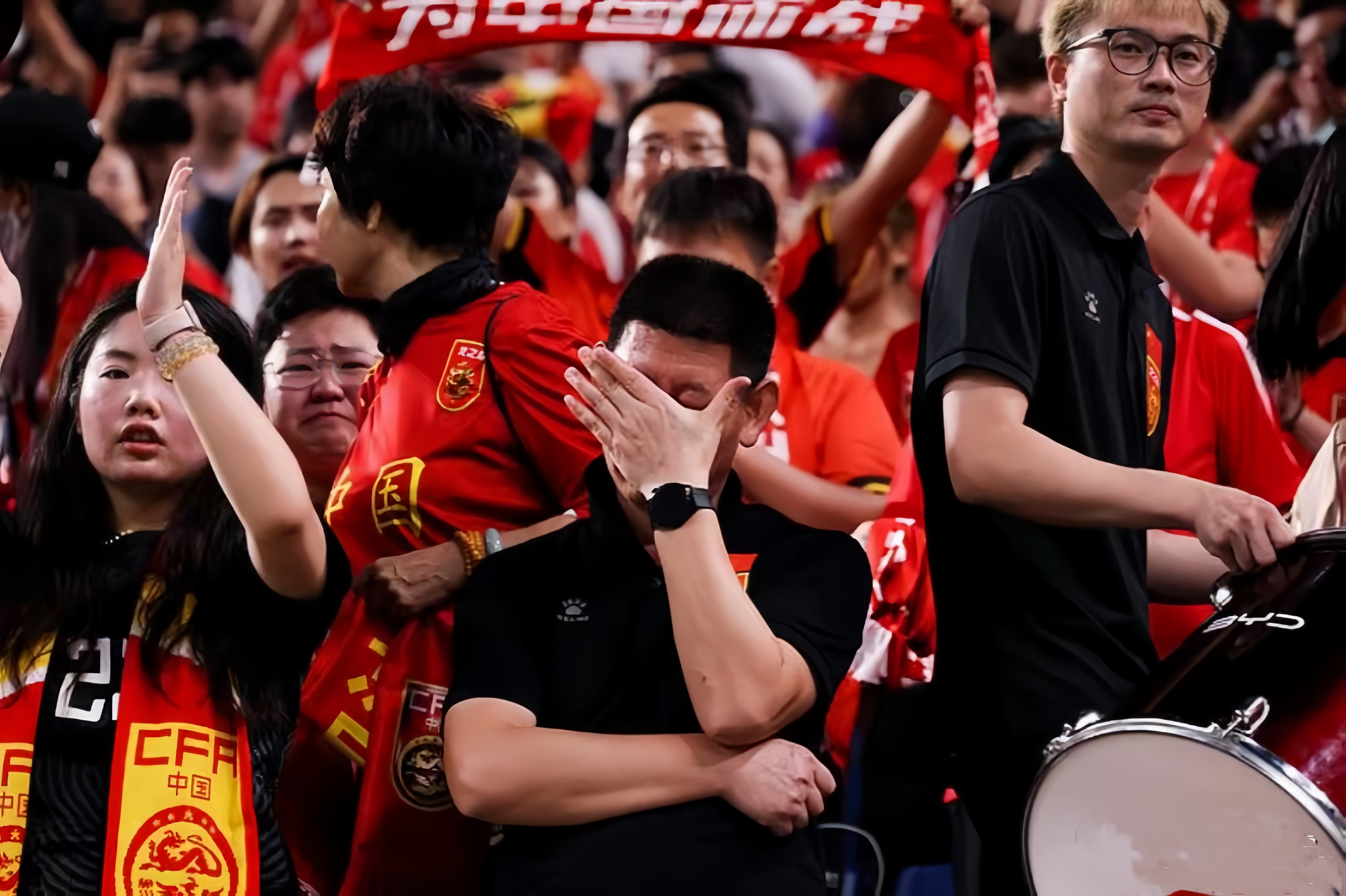 中国篮球联赛的激动时刻，球迷们欢呼雀跃