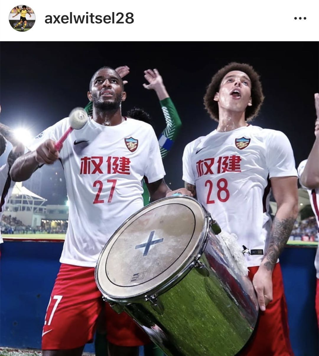 澳门球迷为自己的球队加油助威，希望他们取得胜利