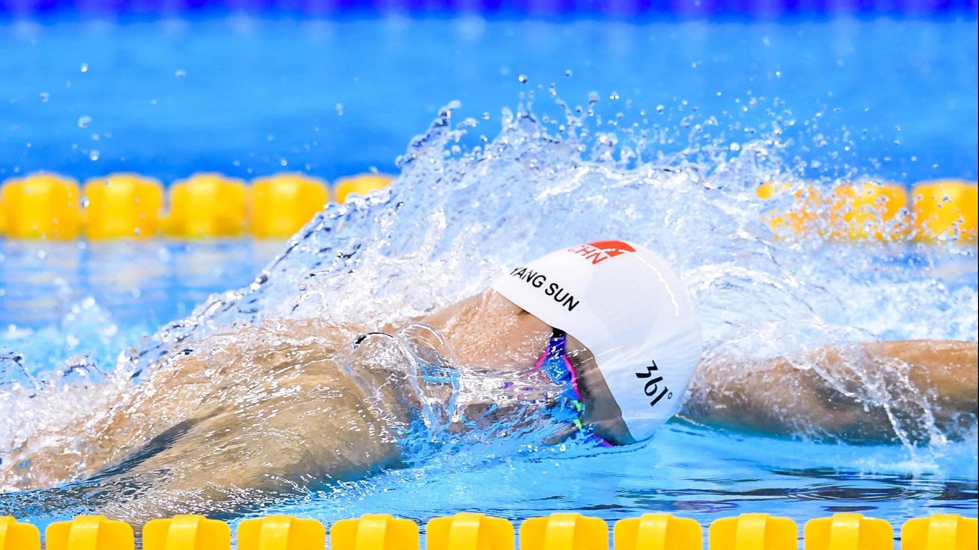 赛道与绿茵的传奇之夜，当京多安在F1争冠时刻展现巨星价值